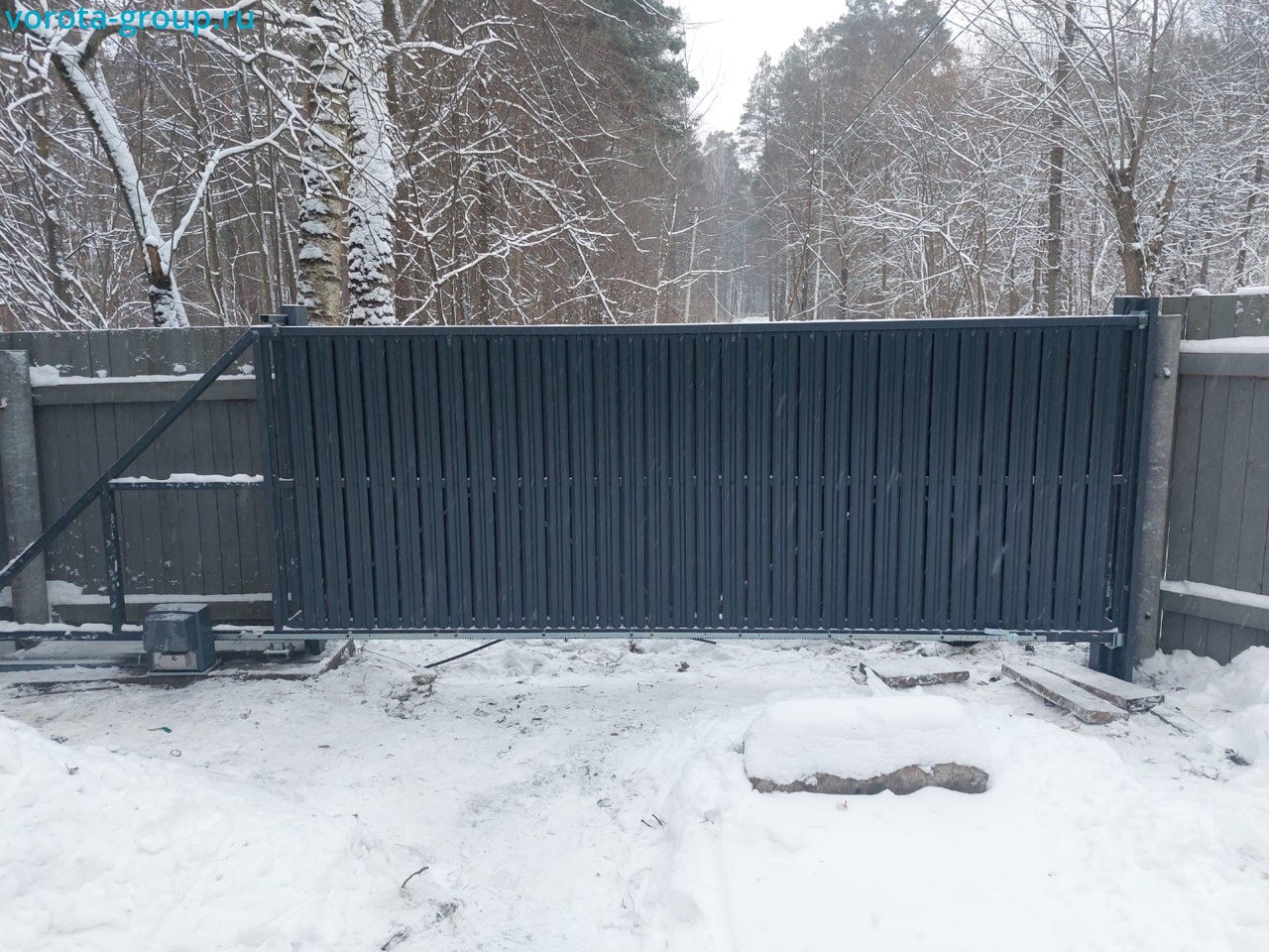 Монтаж металлических откатных ворот на загородном участке